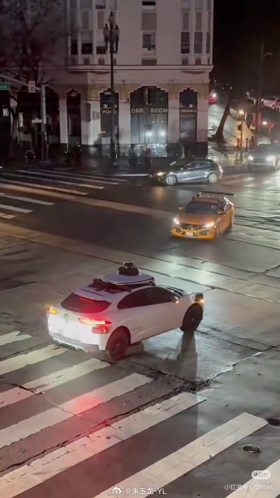 3月31日晚，武汉部分“萝卜快跑”车辆在路上突然停下。很多人在问这是怎么了？从设