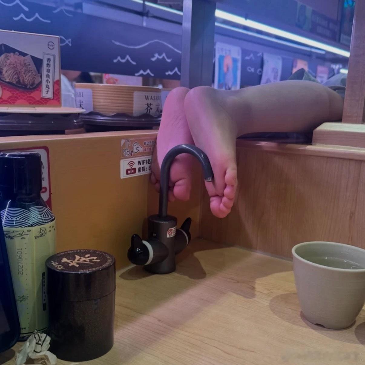 这寿司郎的卫生问题我觉得是最恶心人的🤮无权制止，行，那也不是服务员装看不见的理