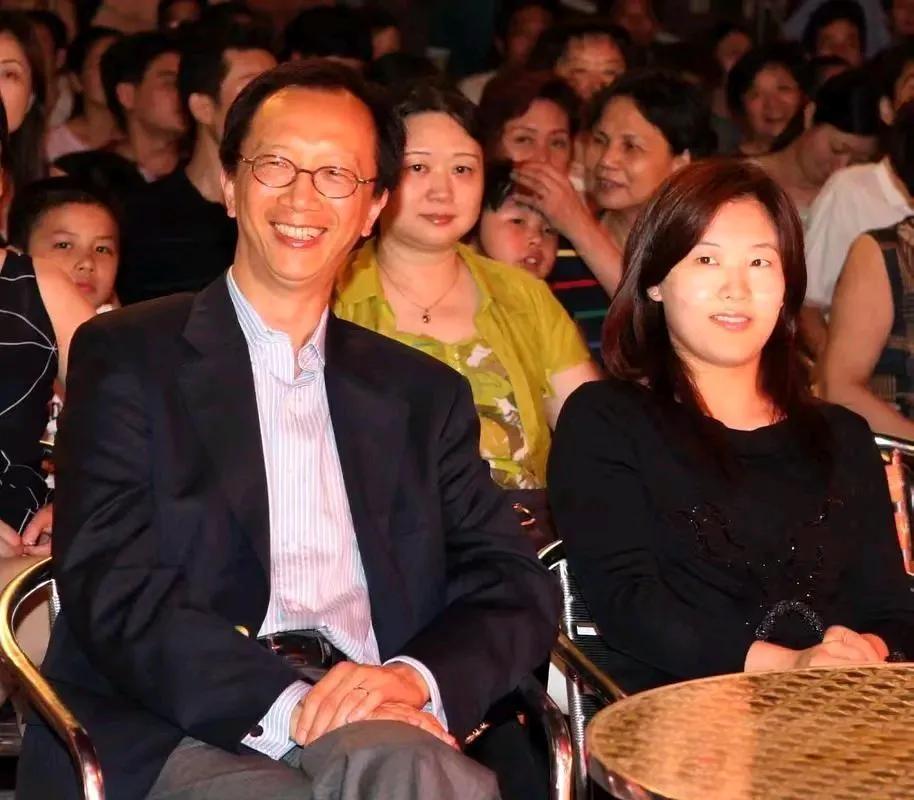 分享一个与伏明霞有关的趣闻
伏明霞结婚那年，某技工学校的四五十个伏明霞的粉丝打着