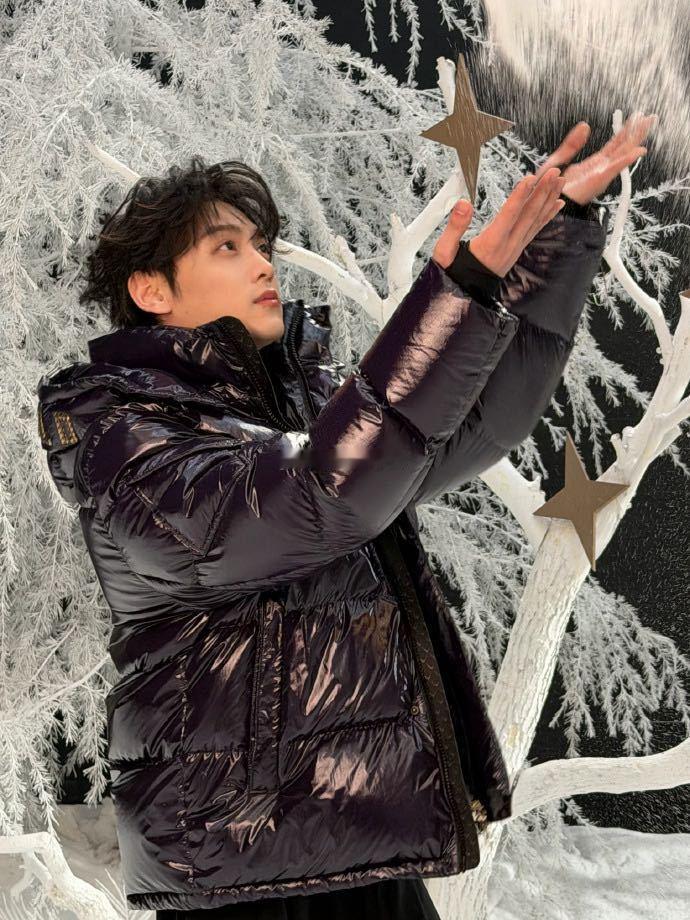 田栩宁妆造daddy开口baby 谁被这反差戳中！高梵黑金鹅绒服衬得daddy感