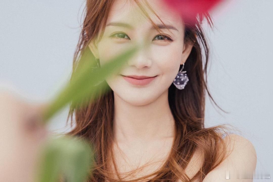 李一桐鲜花少女，浅纱轻盈，这笑容太治愈了。 