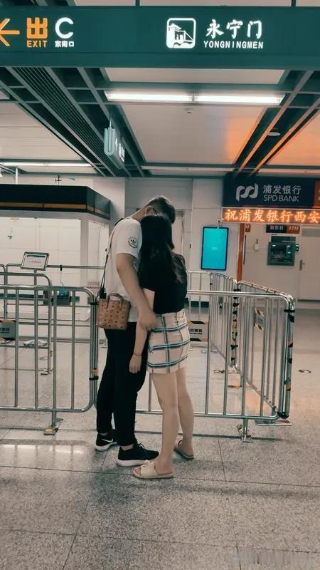 约会时女生说去厕所，可别只回“哦，去吧”，这话里可能藏着不少暗示呢。
要是刚见面