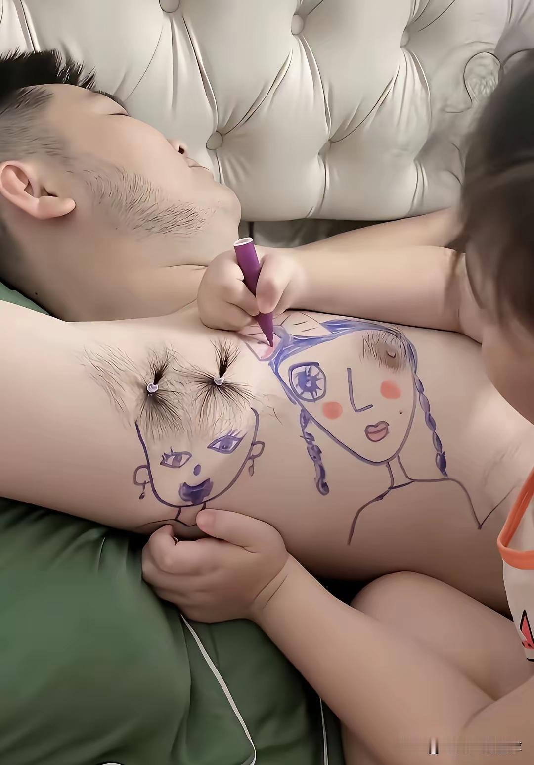 爸爸安心熟睡，化身成孩子的专属画板。女儿拿着画笔，在爸爸身上肆意涂鸦，画出俏皮可