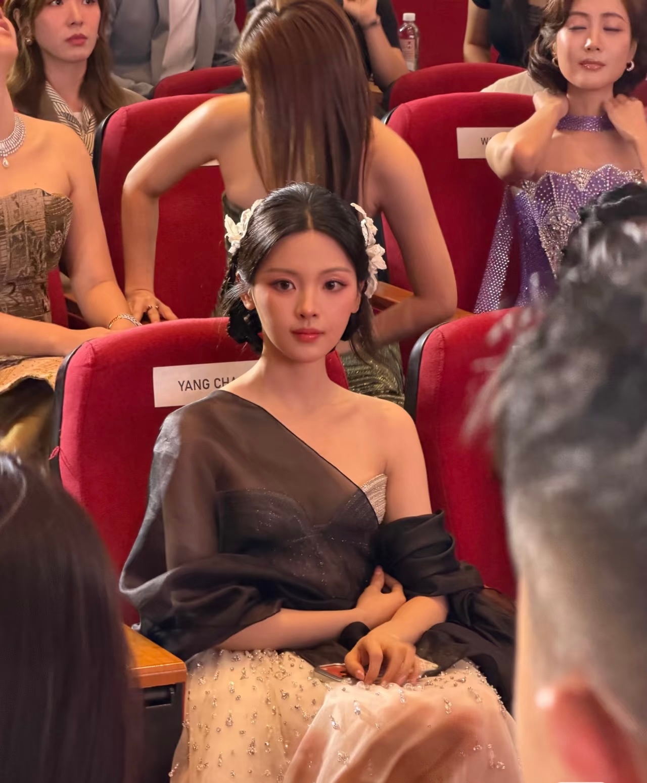 杨超越柬埔寨电影节内场路透杨超越黑纱披肩白色闪钻裙柬埔寨电影节内场美的好突出的超