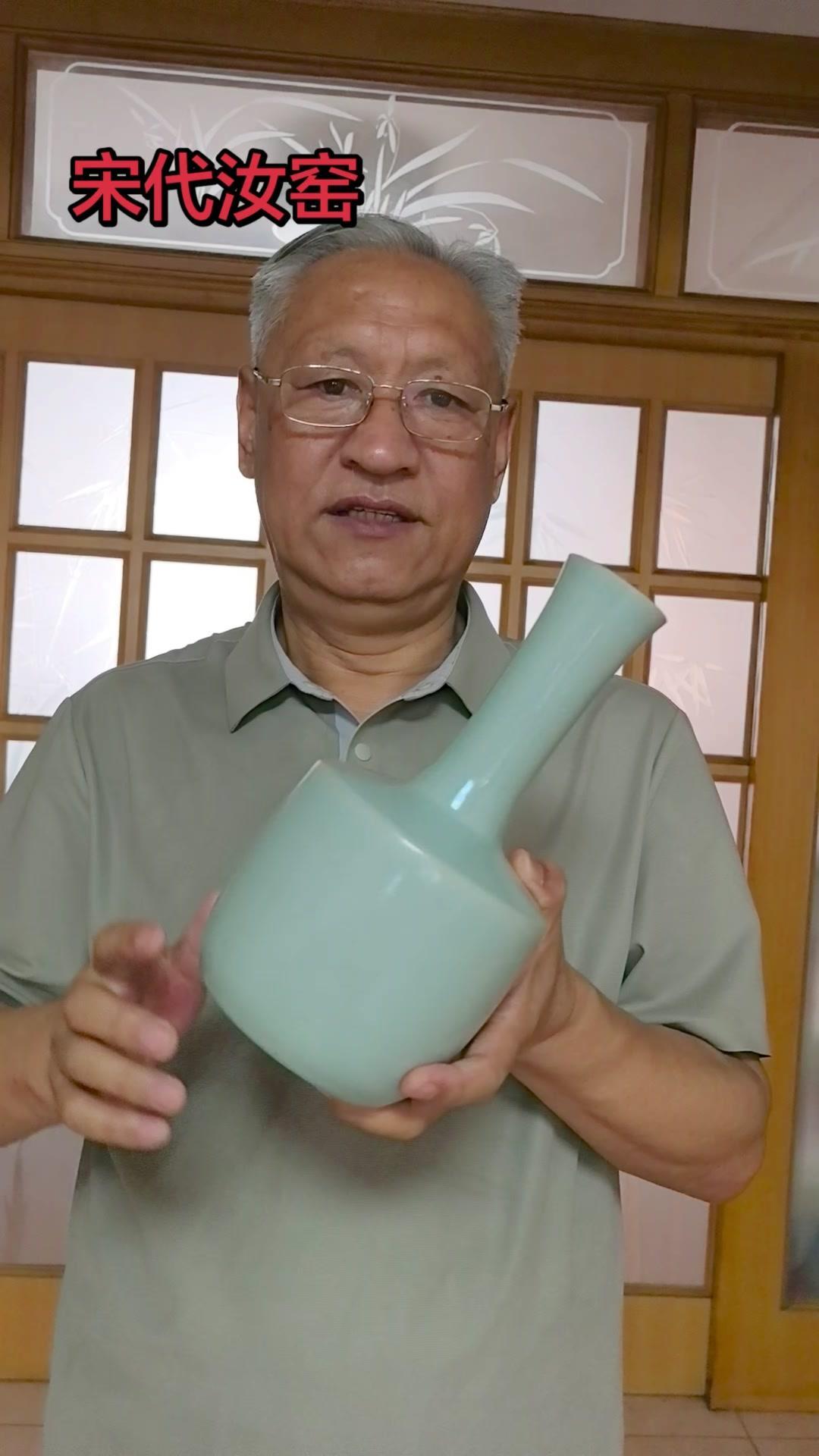宋代汝窑瓷在收藏圈一直备受争议，但在我们这些真正玩瓷人的眼里，它不过是普通的瓷器