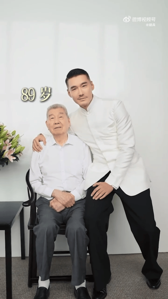 胡兵与爸爸复刻老照片时光不老，我们不散，胡兵和他的爸爸给我们上了最好的一课：珍惜