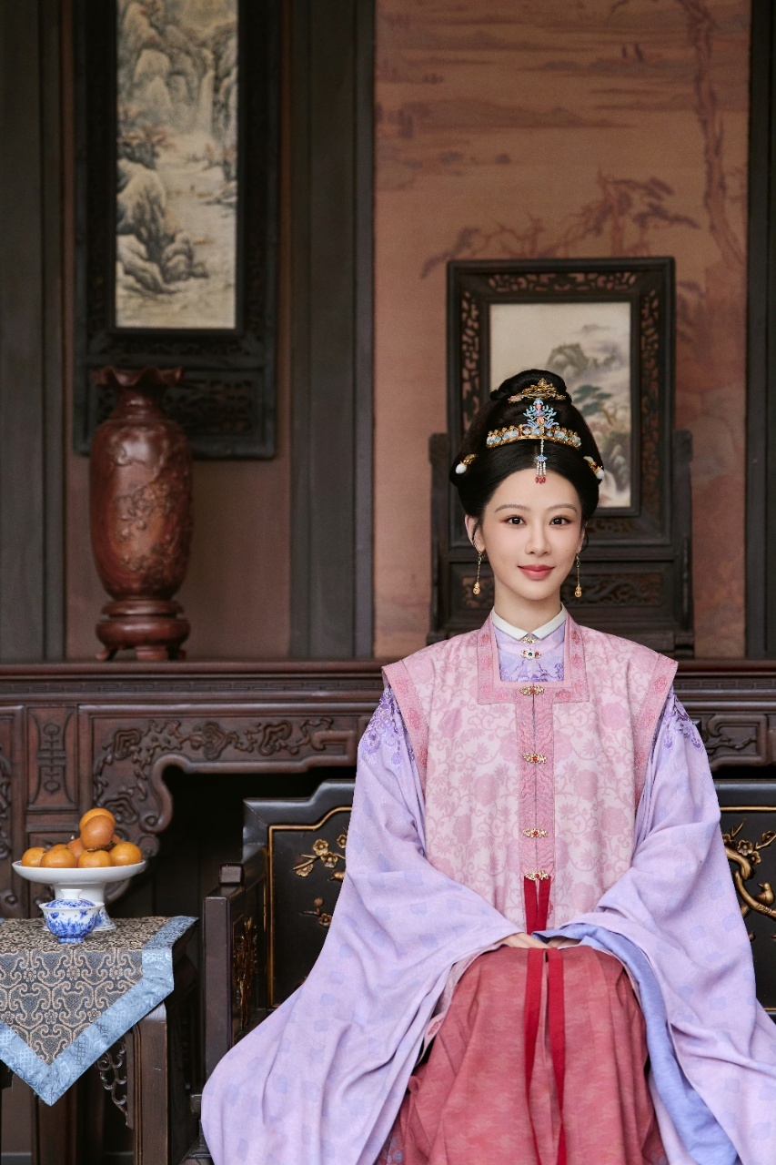 杨紫[超话]杨紫紫衣古朴典雅杨紫发冠紫衣 杨紫家业新照来了 ​​​