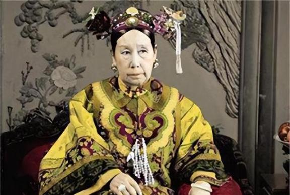 慈禧睡觉有多变态，一晚上要累坏10几个太监宫女。慈禧每天晚上九点入睡，凌晨3点起