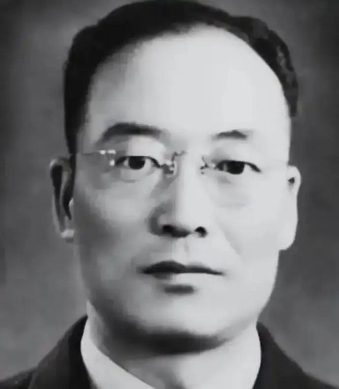 1960年，开国上将李克农来到老战友韩练成家做客。当目光不经意间掠过韩练成妻子汪