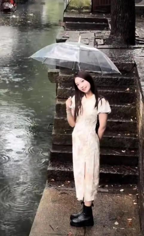 【转正】
这个话题一直围绕着这位警花，粉丝高达80万，以前是辅警，有人说今年转正