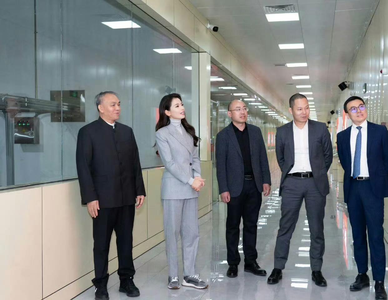 刘涛一组“厅局风穿搭”刷屏，简约西装搭配修身长裤，色调沉稳又不失细节巧思，利落中