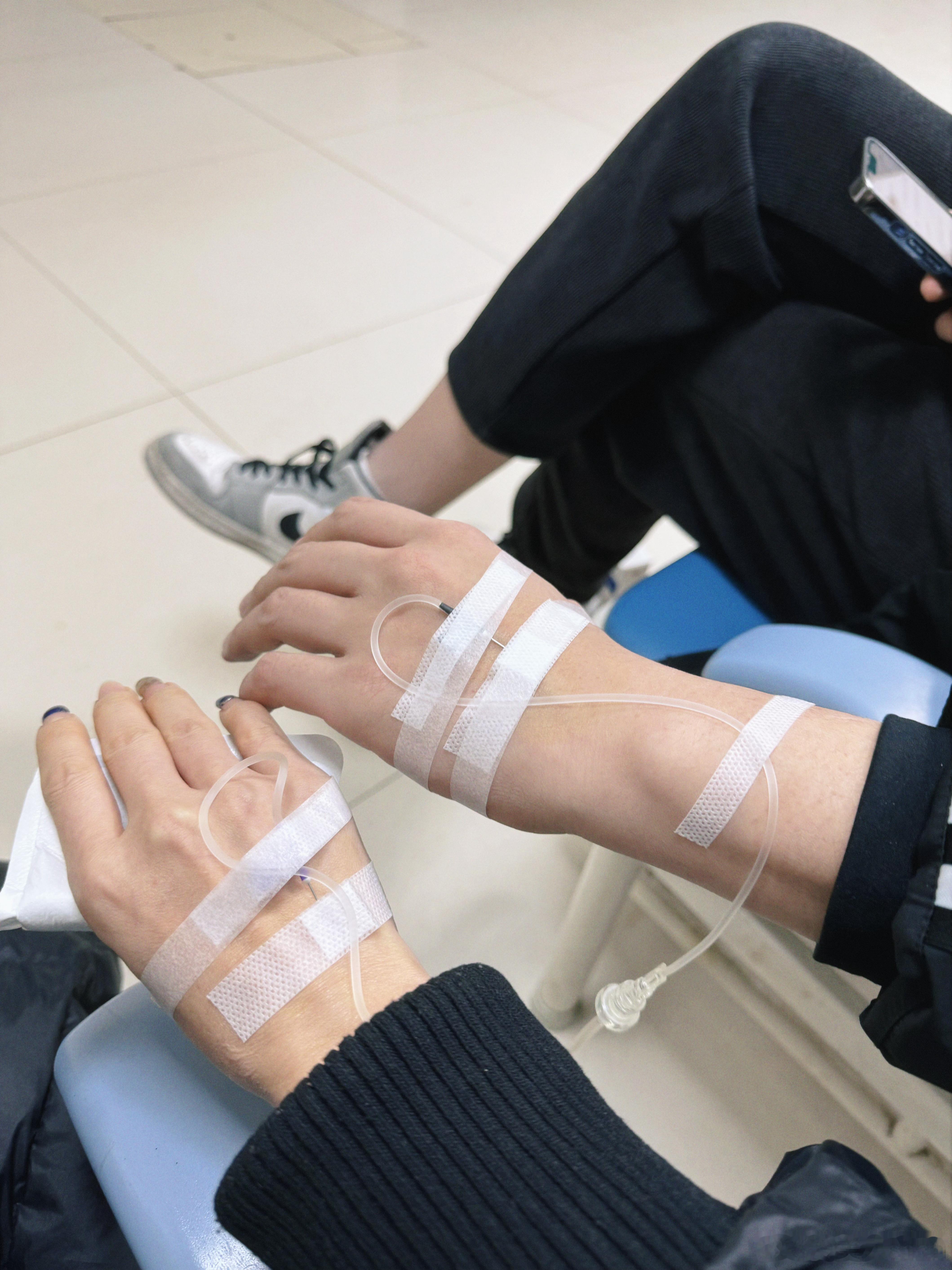 生活的本质不是为了吃苦！见过共患难的，没见过共输液的！医生都懵了！ ​​​