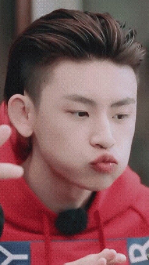 王琳凯第一口粉丝先吃王琳凯喂粉丝吃东西今晚出道八周年直播，小鬼吃播第一口先喂粉丝