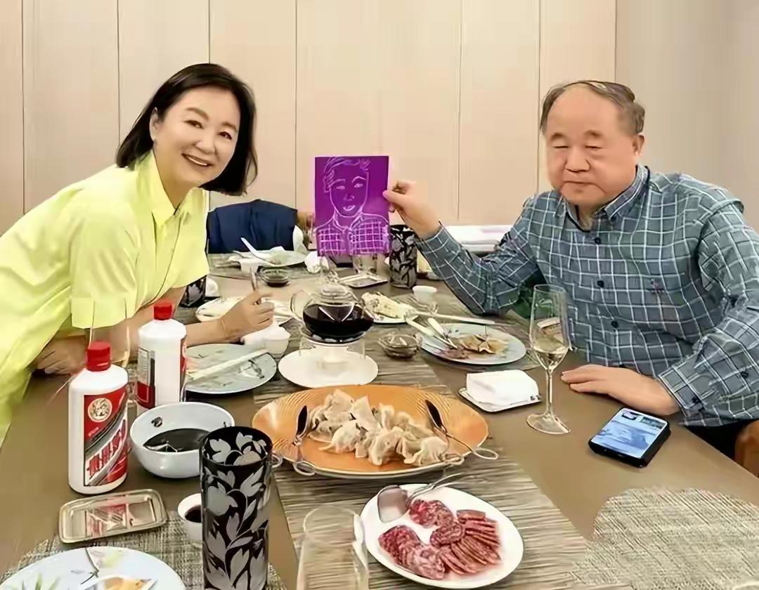 林青霞请莫言吃饭也不过是一盘水饺和一盘火腿。都说什么林青霞吃饭穿衣住宿等生活太讲