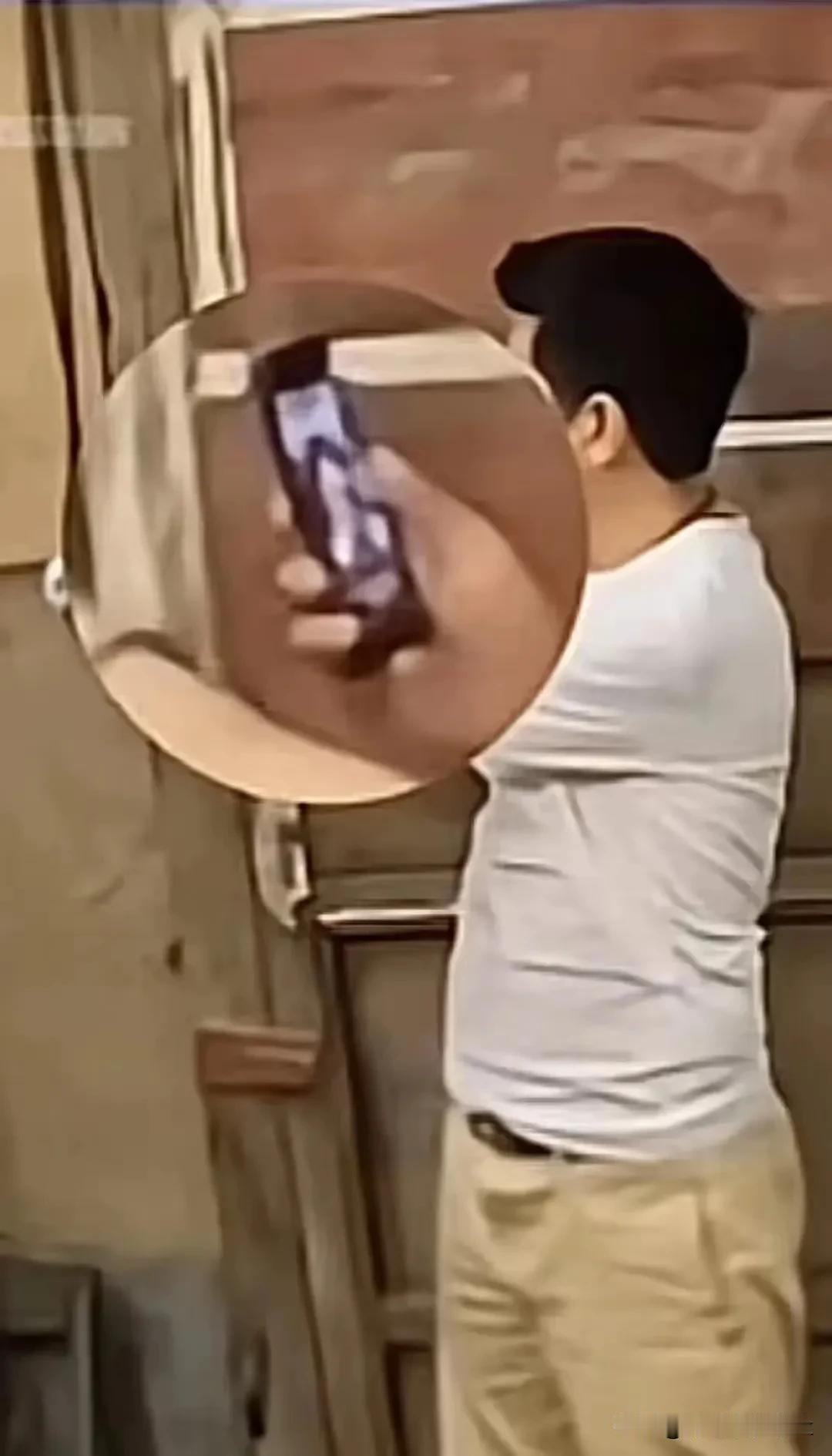 我又仔细回看了芒果台真的给手机对面的美女打码了[大笑]

杨子半夜三更不睡觉，偷