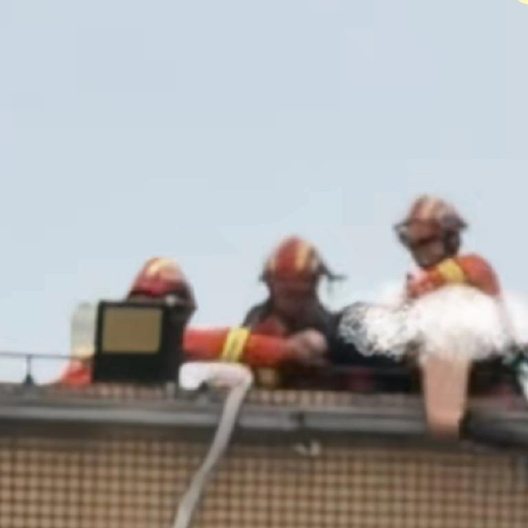 自杀可以，别连累消防员，消防员不容易，上次有个消防员为了救人，也掉了下去，结束了