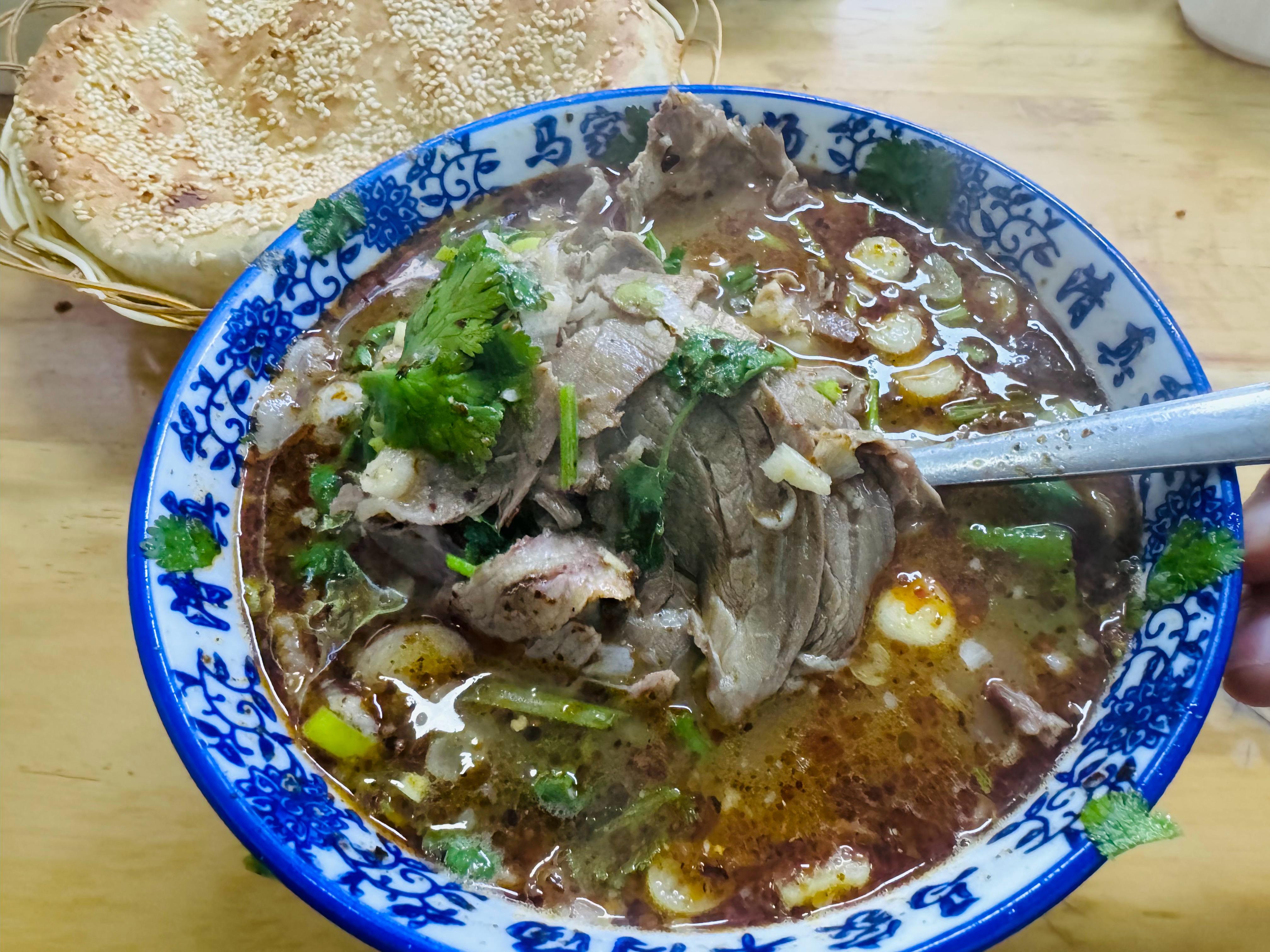 记住一句话：“蛋白质不溶于水”。肉永远是肉，蛋白质只存在于肉体本身，汤白味鲜的本