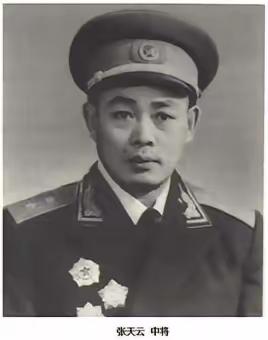 1949年，45军副军长张天云去看戏时，偶然遇到了一位挑夫，越看越眼熟，而挑夫也