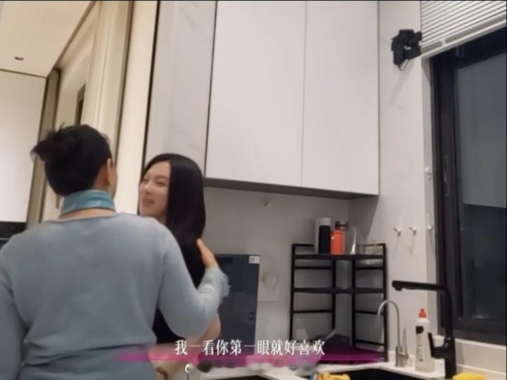 周佑凌家庭氛围周佑凌支开父母 周佑凌的家庭氛围是从车库开始的，父母提前就位，拖鞋