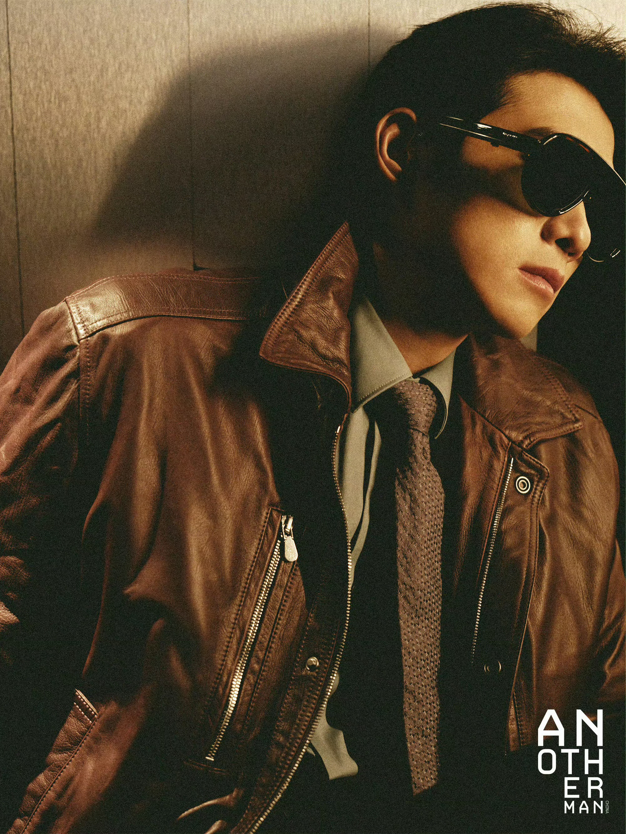 魏大勋 什么时候转行当模特魏大勋头身比绝了，长腿骨相高级，表现力拉满，完全是模特