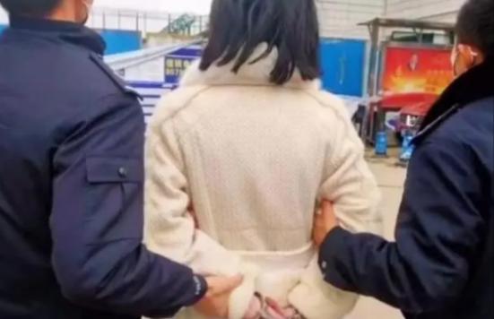 “没想到她竟潜伏了27年，”2021年，江西樟树一名幼儿园老师被警方逮捕，家长们
