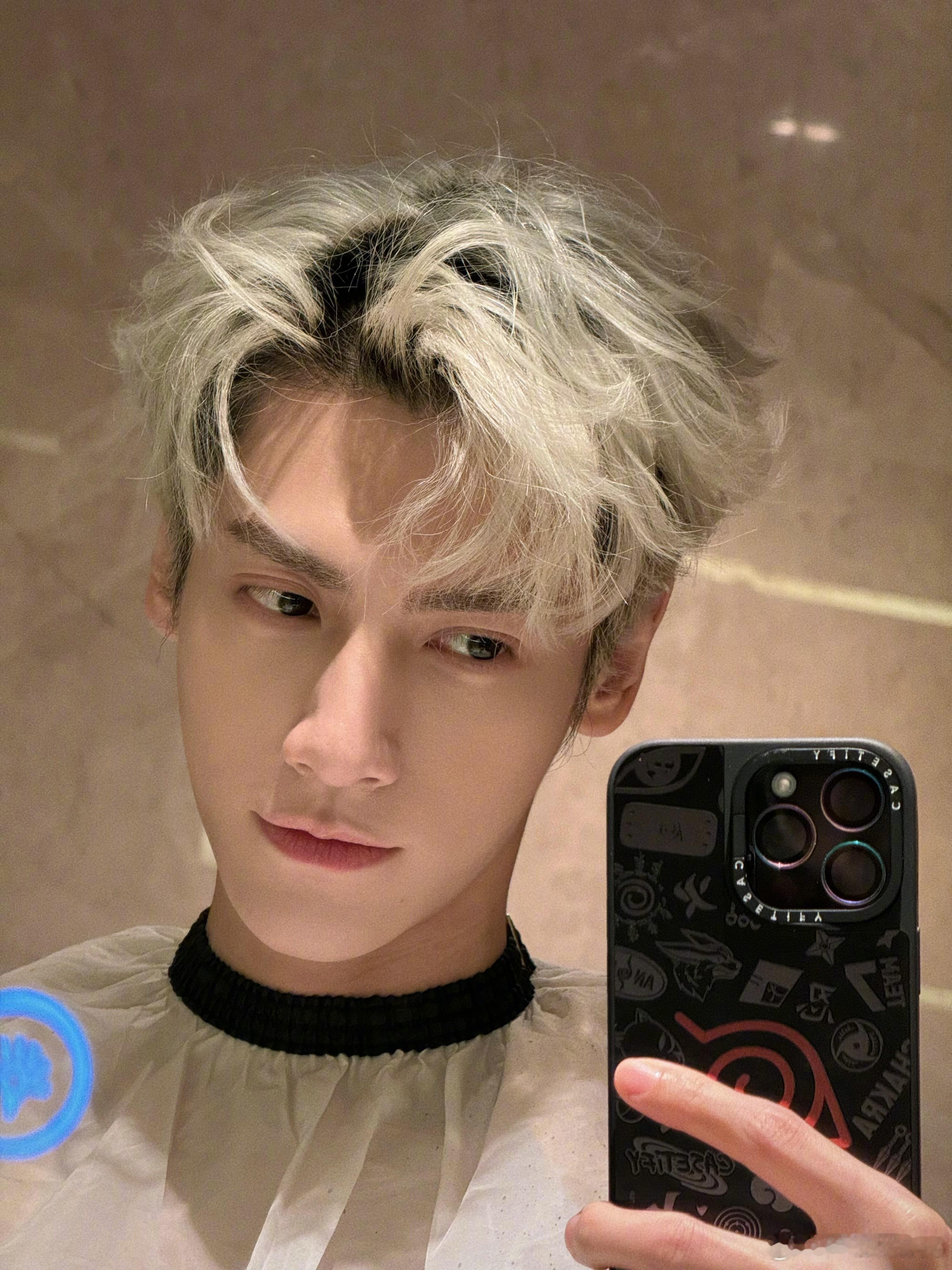 卧槽卧槽这张啊啊啊啊搭配这个发色！！！！ ​​​