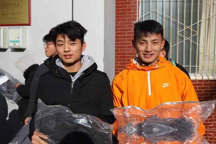老师站在讲台上教书育人，万万没想到有一天，自己会被当众逼着拍下所谓的“耻辱合影”