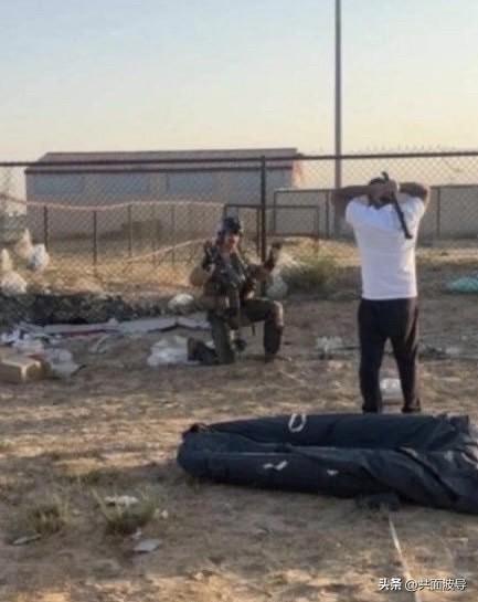 美国飞行员，向科威特民众下跪举手求饶，事情起因是有多架美国战斗机坠落在科威特，美