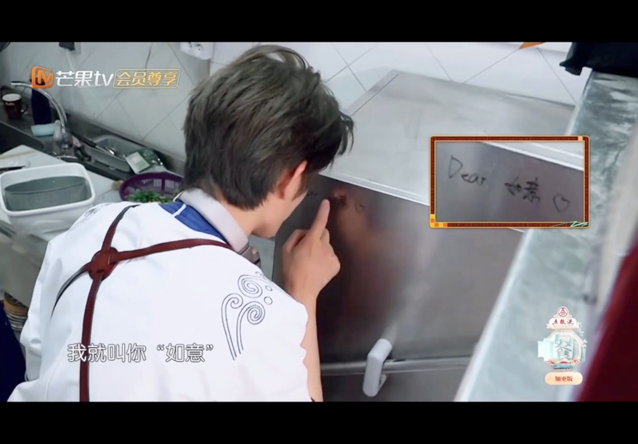 有时候会觉得，丁禹兮是在替我们守护那份失落的童心。他认真地跟微波炉道谢，跟假人模