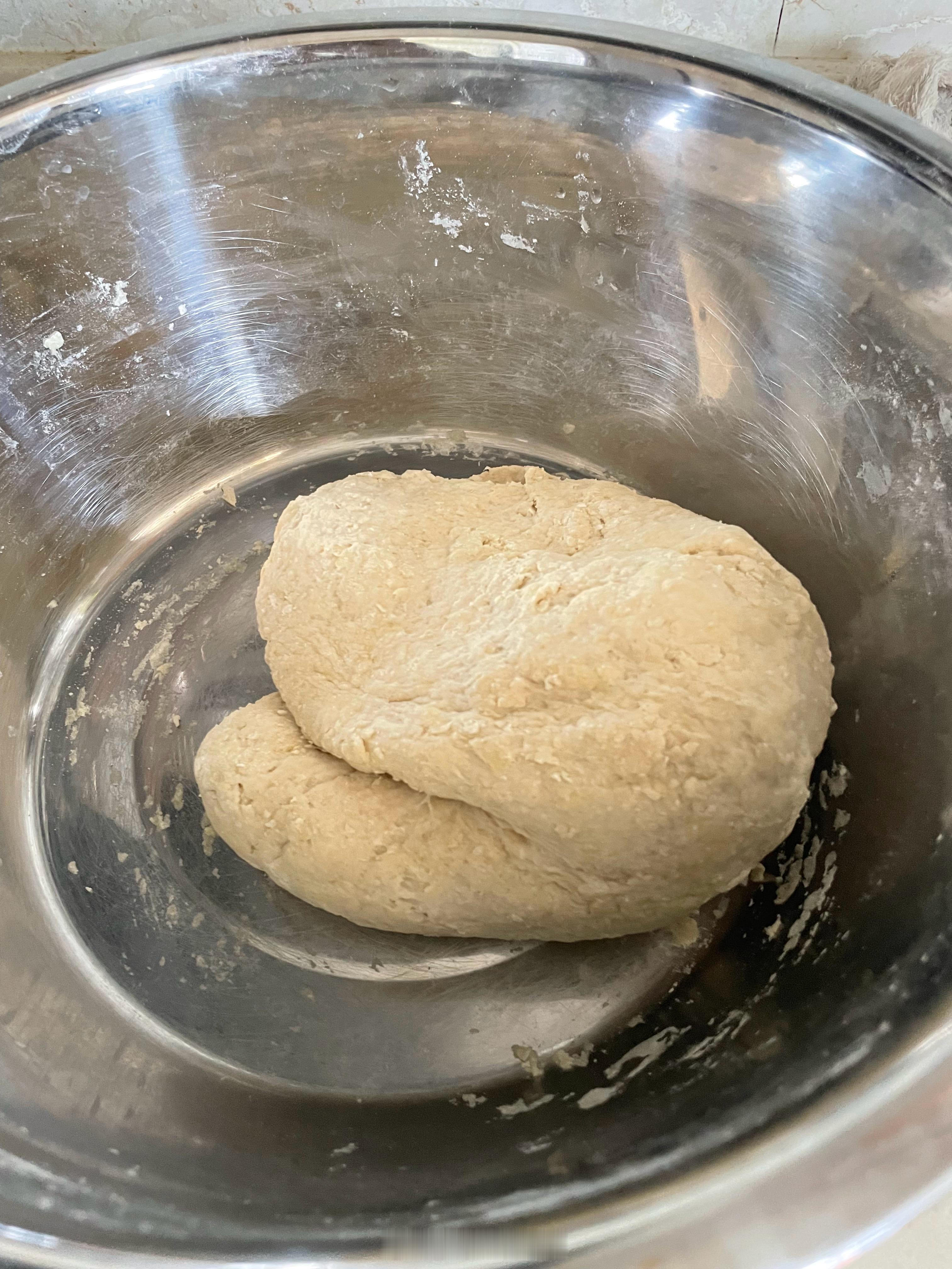 小时候俺奶奶就跟我说面揉完盆也要干净，才算会揉面。 