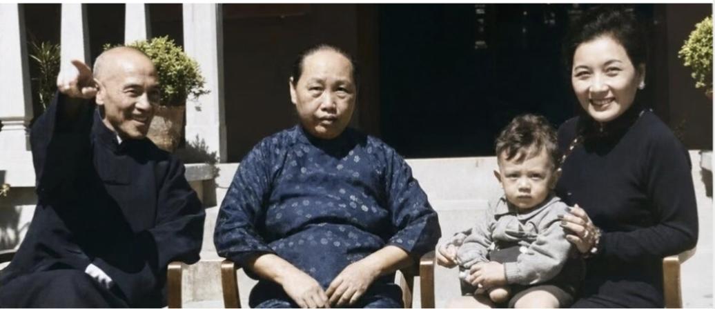 老照片，记录历史瞬间佩服老蒋能让毛福梅坐在他俩中间拍这张照片！这是1937年的事