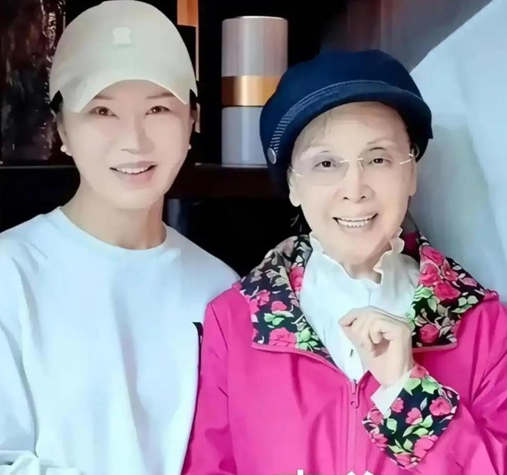 已经8 2岁的李谷一，现状令人唏嘘：丈夫肖卓能离开了人世，她跟四十九岁的女儿肖一