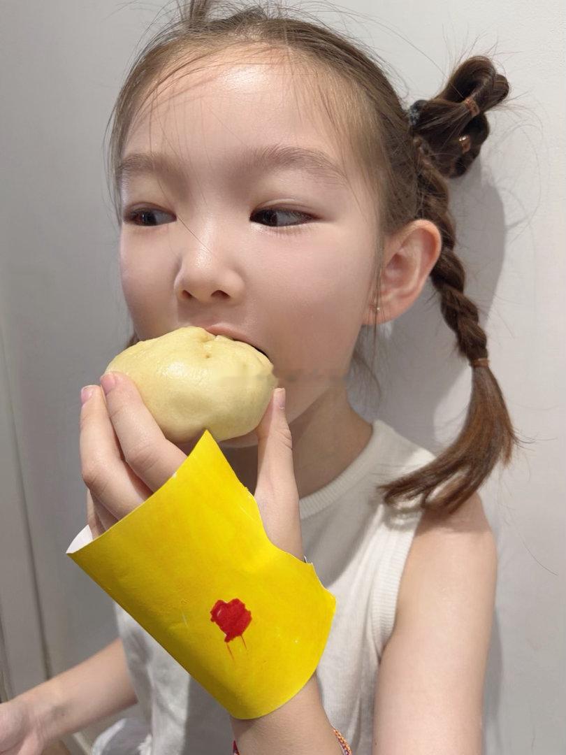 这个人吃完包子去Mila家玩儿了 
