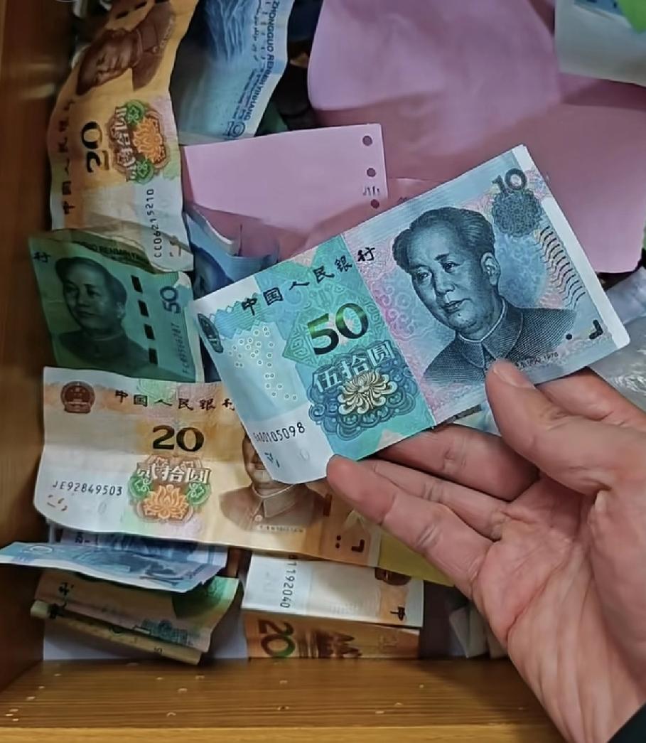 笑死了，有超市收了一张六十元的钞票。
好不容易有顾客了，还给了一张六十元的钞票。