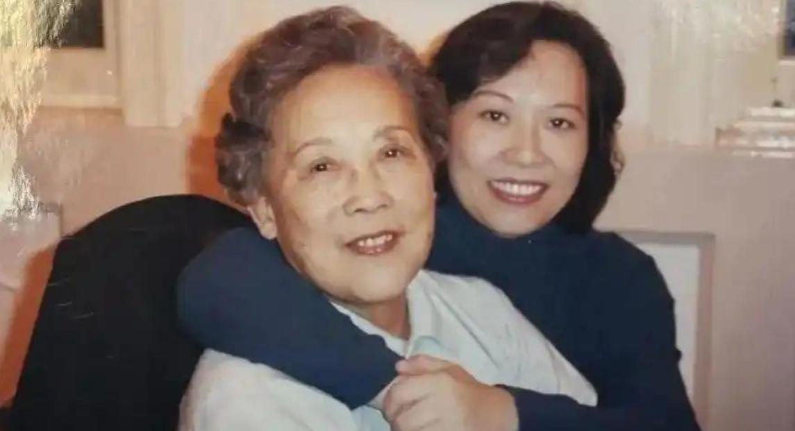 2001年，上海姑娘张玮砸锅卖铁，给独居的恩师买了套养老房。哪知20年后恩师去世