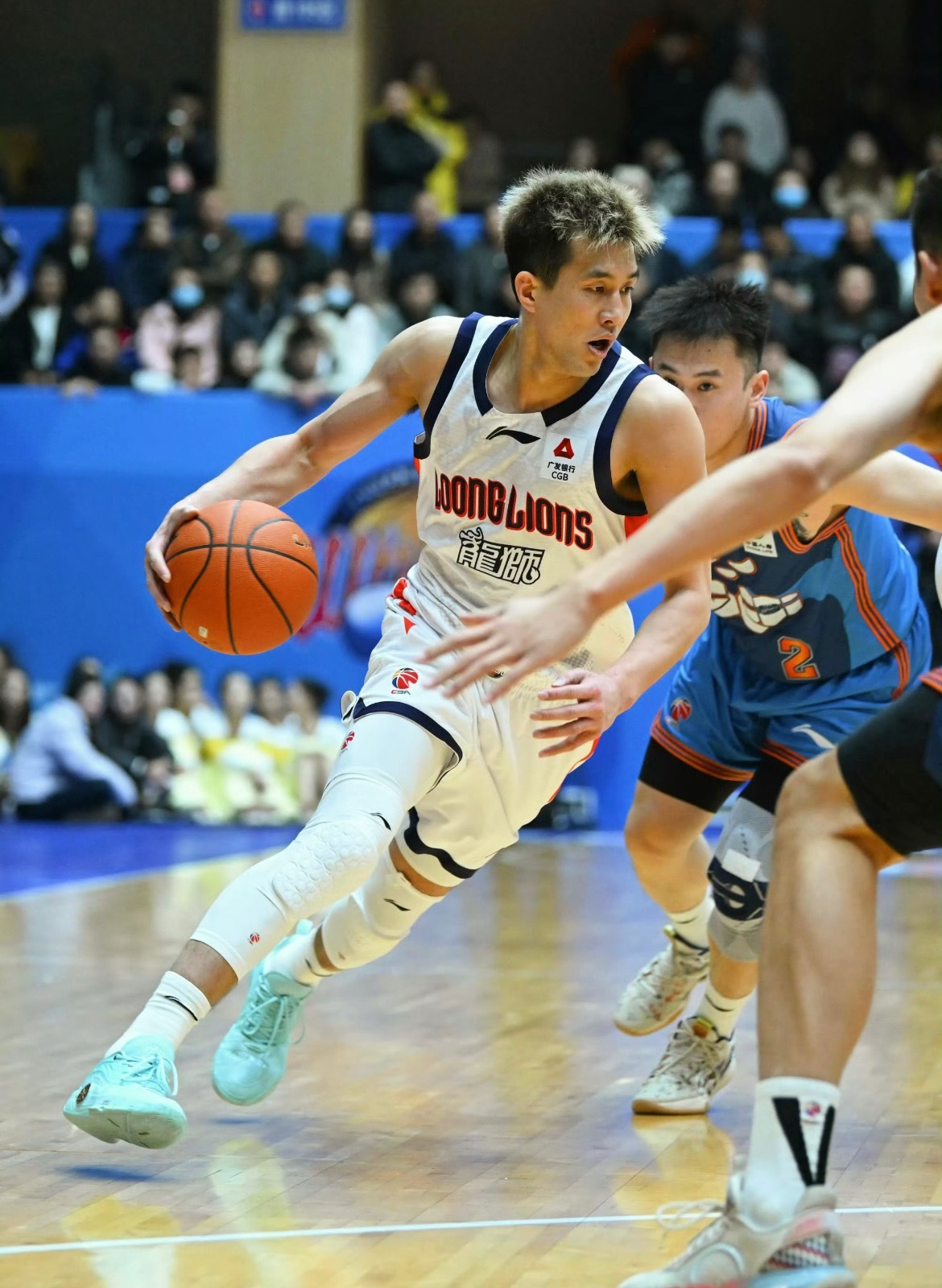 赛场上眼睛被队友戳到，前交叉韧带断裂。现在生活中又被好友骗了千万！郭艾伦真是点背