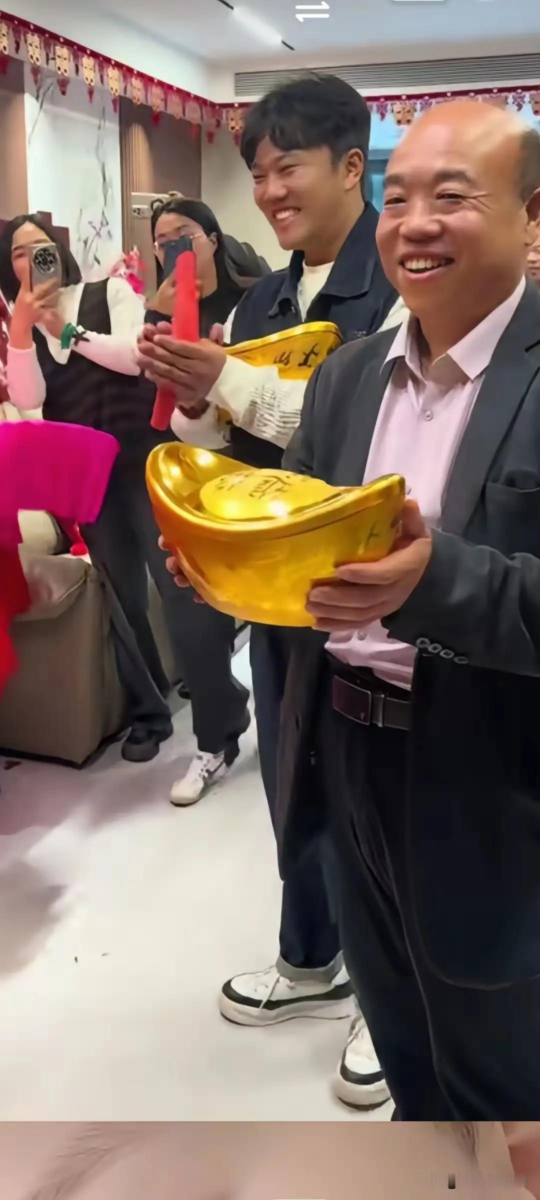 网红解清帅要结婚了，有记者问解清帅的爸爸，你之前说要送儿子三套房子，车子，他没接