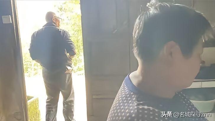 贵州山区42岁的男人陈树，被妻子当众扇了一巴掌后，整整十年没跟妻子说过一句话。家
