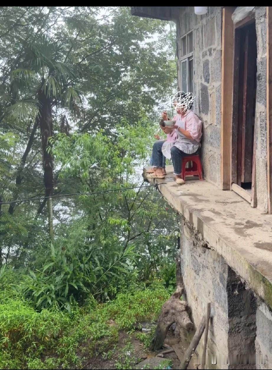 这女人，心真大啊！今天在网络上看到一幕，博主云南的，主要做农村美食，前面画风一切