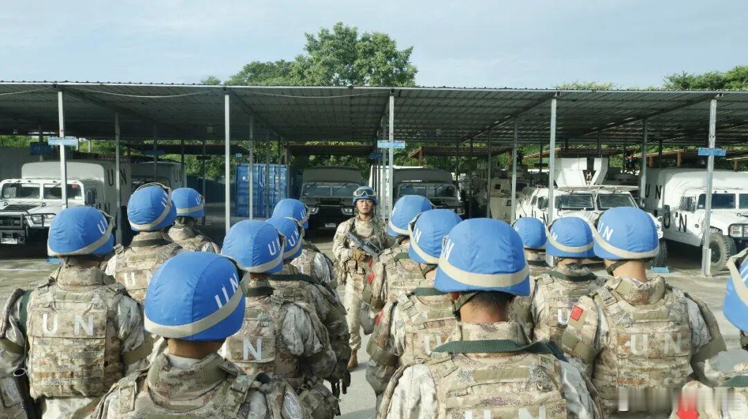 精忠蓝盔致敬中国军人致敬中国蓝盔 中国蓝盔，铁血担当。大功传人，守护和平。　　过