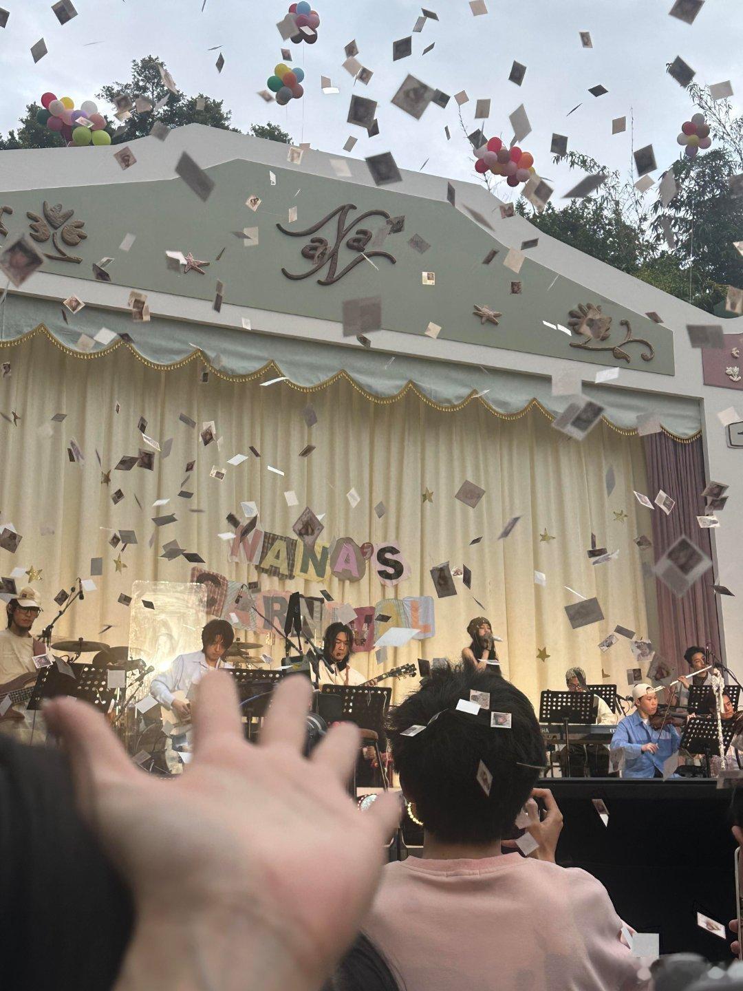 欧阳娜娜音乐会的彩带是自己照片谁被娜娜的音乐会彩带戳中！印自己照片也太有创意了吧