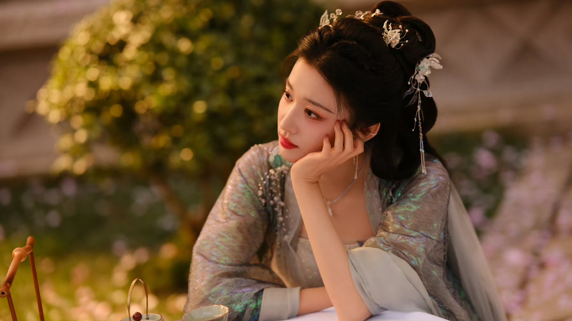 王楚然凭《成何体统》又美出新高度！造型精致又有气场，眉眼如画，气质绝尘，往那一站