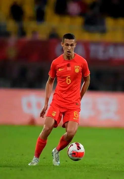 依木兰有希望在U23亚洲杯成为中国队中场核心，依木兰此次熊猫杯复出表现有亮眼也有