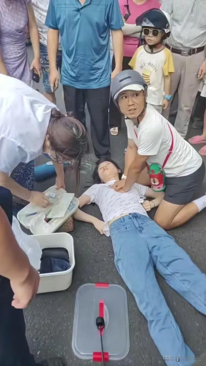 救人一命竟被指“袭胸”？7月12日，湖南衡阳，一女子突发昏厥倒地，小伙跪地为女子