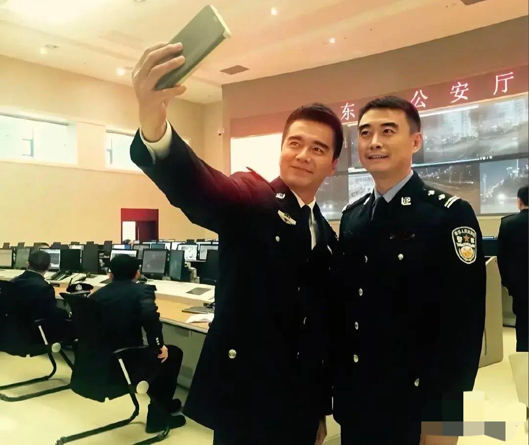厅长主动和办公室副主任合影，很难得