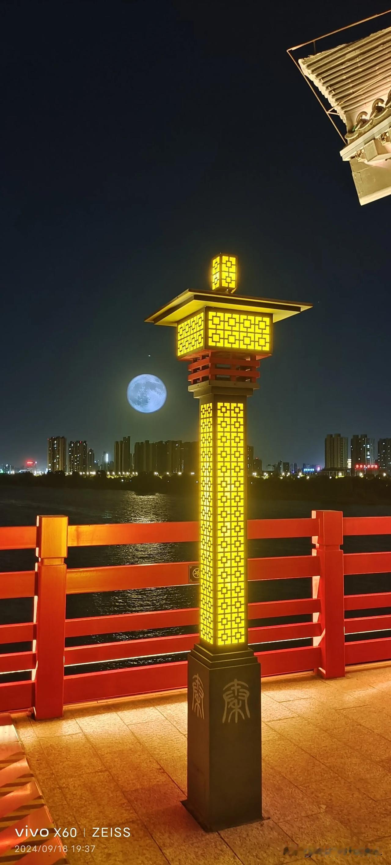 #晒晒你们看到的月亮#咸阳古渡廊桥