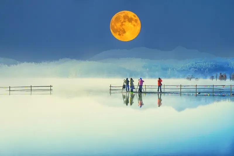 出上：天上棉花难做被，
对下：水中月饼不能食。