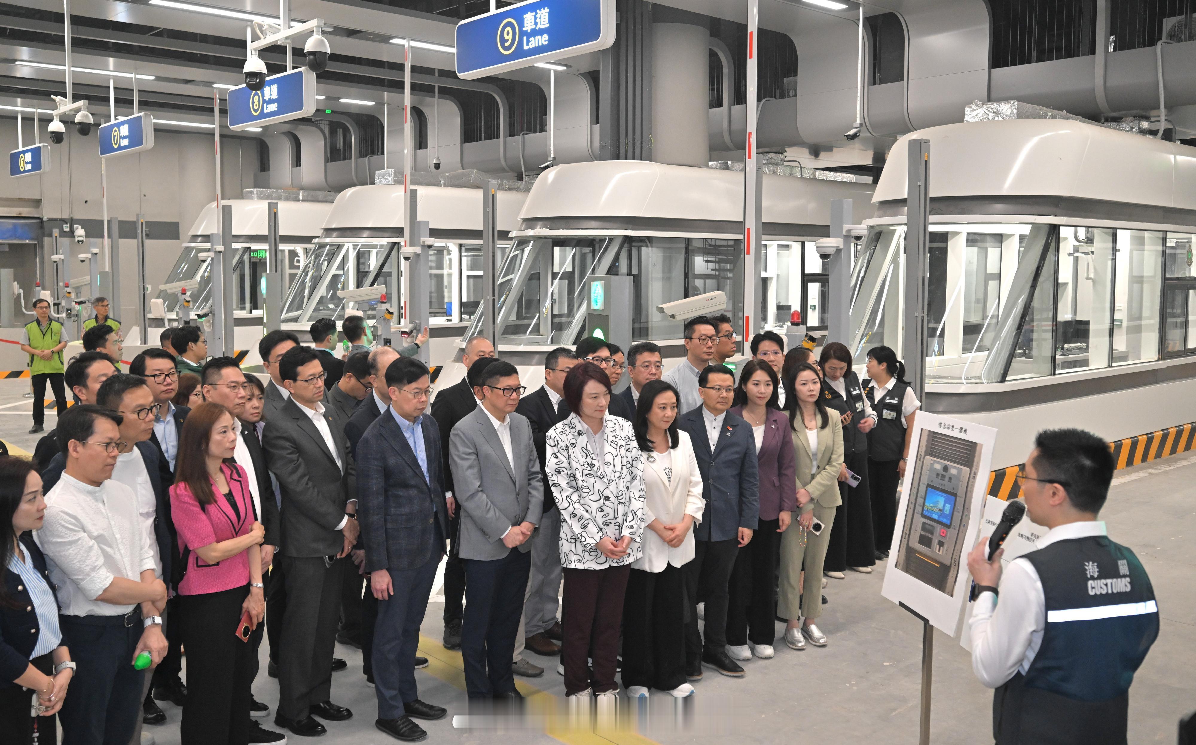 「新皇岗口岸 「局長邓炳强 （）與香港立法機構立法會議員參觀皇崗口岸港方口岸區後