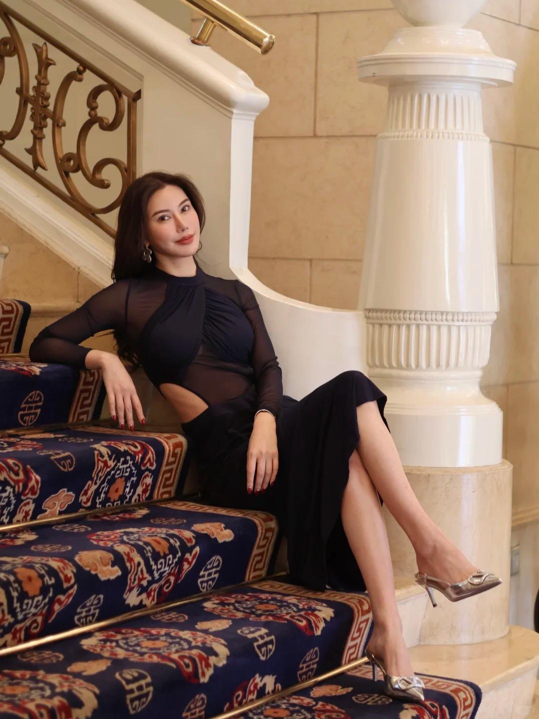 不用赴约，我就是今晚女主。褪去尘世的喧嚣，避开人群的纷扰，我静立在昏黄的楼梯间，