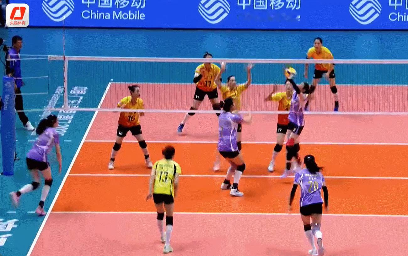 前一局半，李盈莹打了多少个“后仰”球了……传得什么玩意儿 